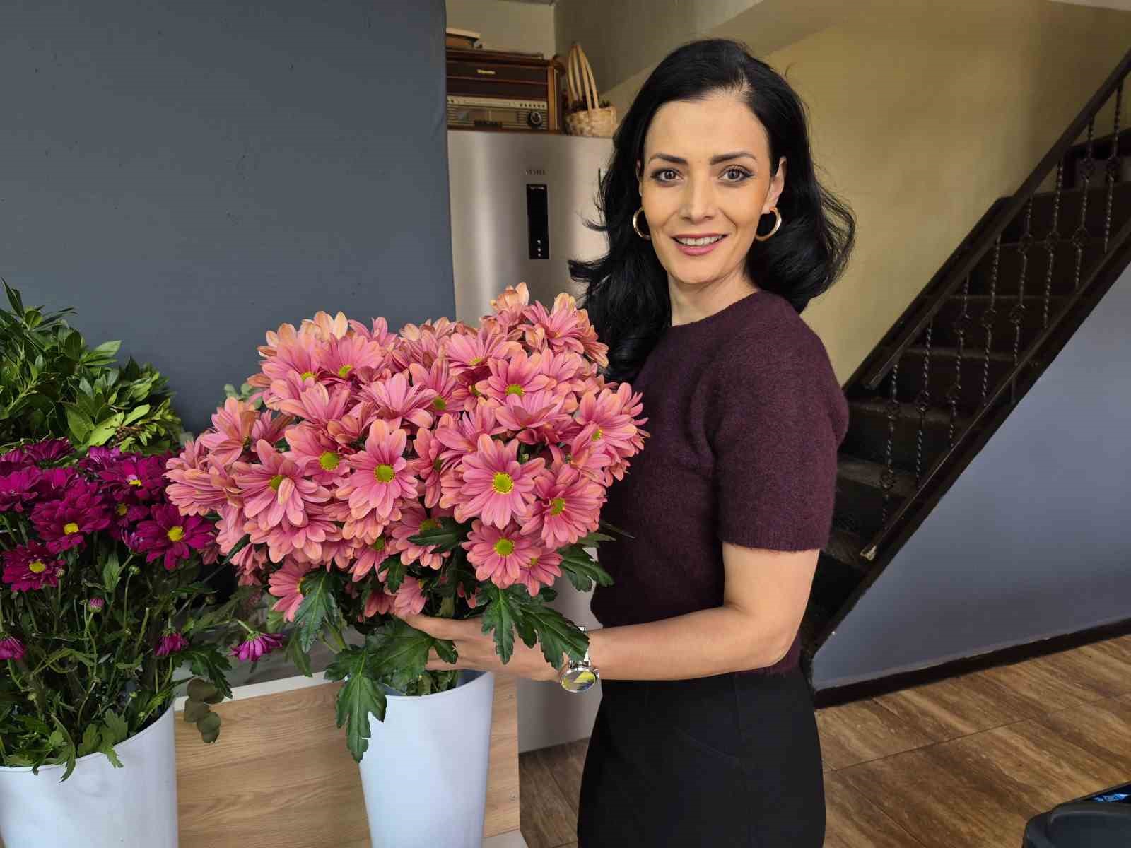 Eskişehirli çiçekçide 8 Mart mesaisi: "Not yazma telaşı çiçek seçiminden zor"
