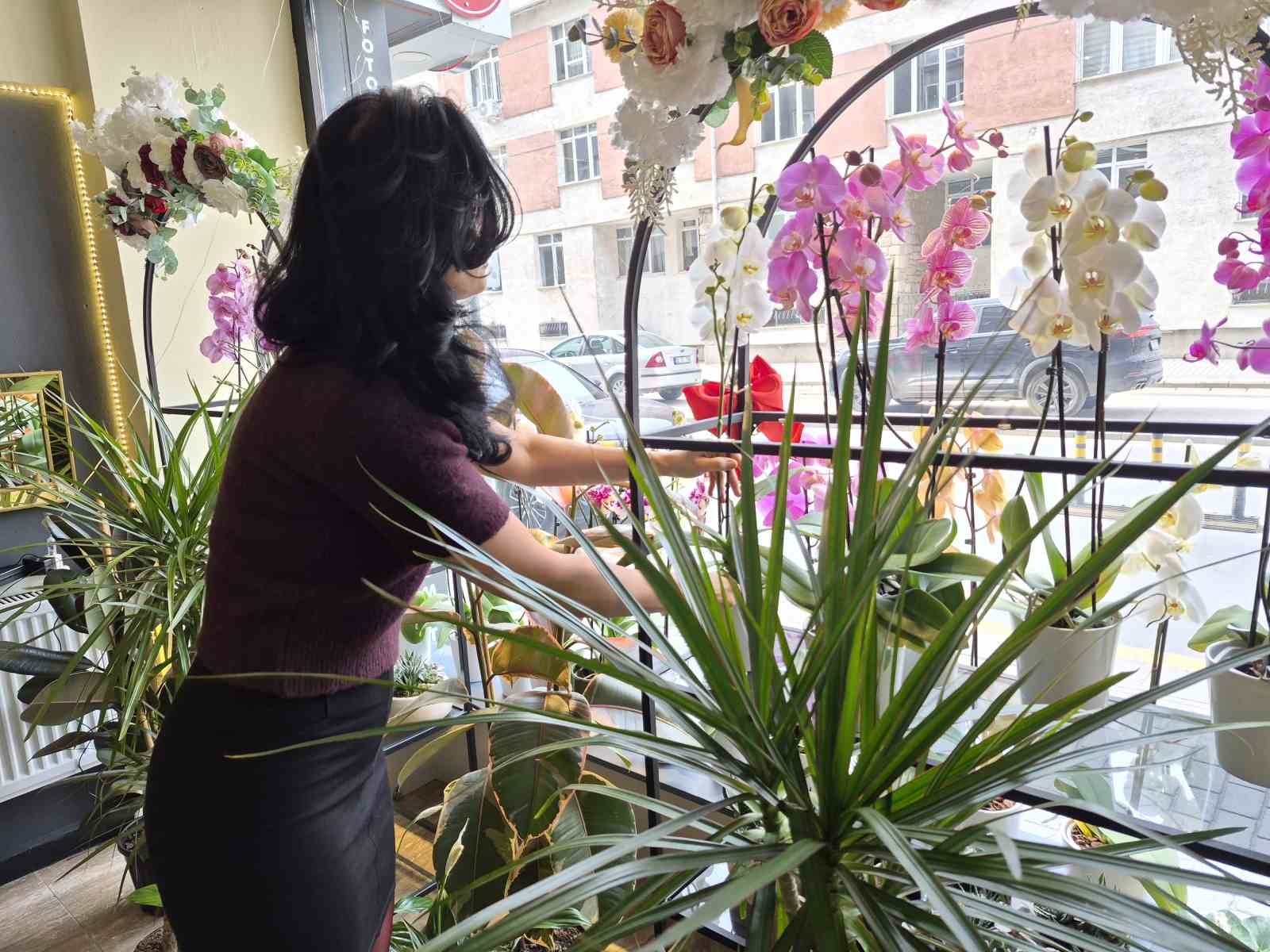 Eskişehirli çiçekçide 8 Mart mesaisi: "Not yazma telaşı çiçek seçiminden zor"
