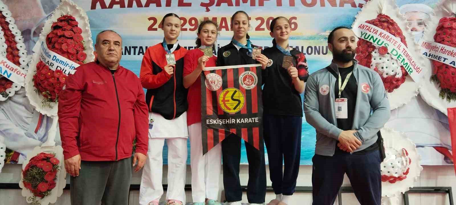 Eskişehirli karateciler Türkiye Şampiyonası’ndan madalyalarla döndü
