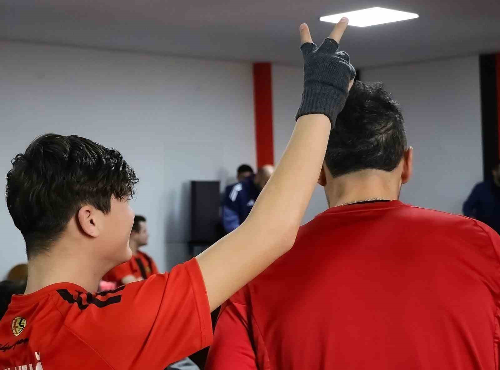 Eskişehirspor oyuncuları, koruma altındaki çocuklarla bir araya geldi
