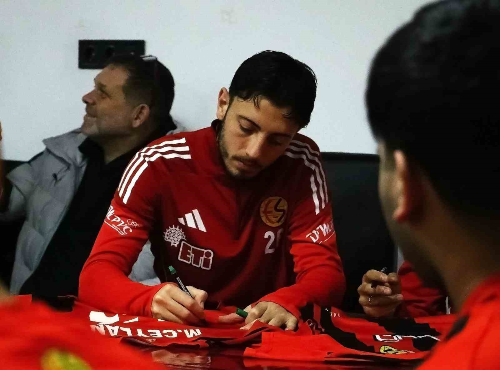 Eskişehirspor oyuncuları, koruma altındaki çocuklarla bir araya geldi
