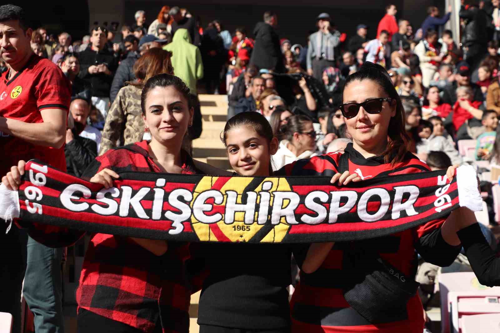 Eskişehirspor tribünlerinden, İspanya’ya selam
