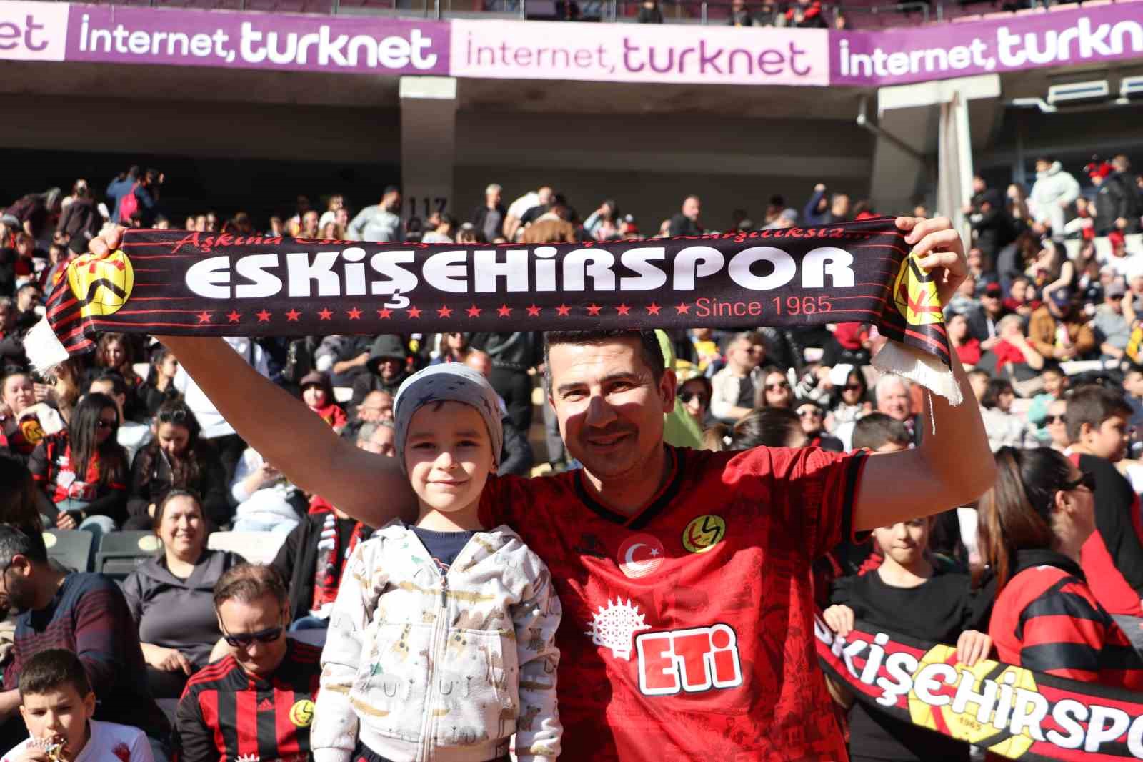 Eskişehirspor tribünlerinden, İspanya’ya selam
