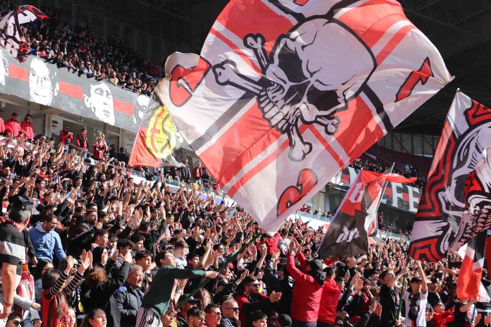 Eskişehirspor tribünlerinden, İspanya’ya selam
