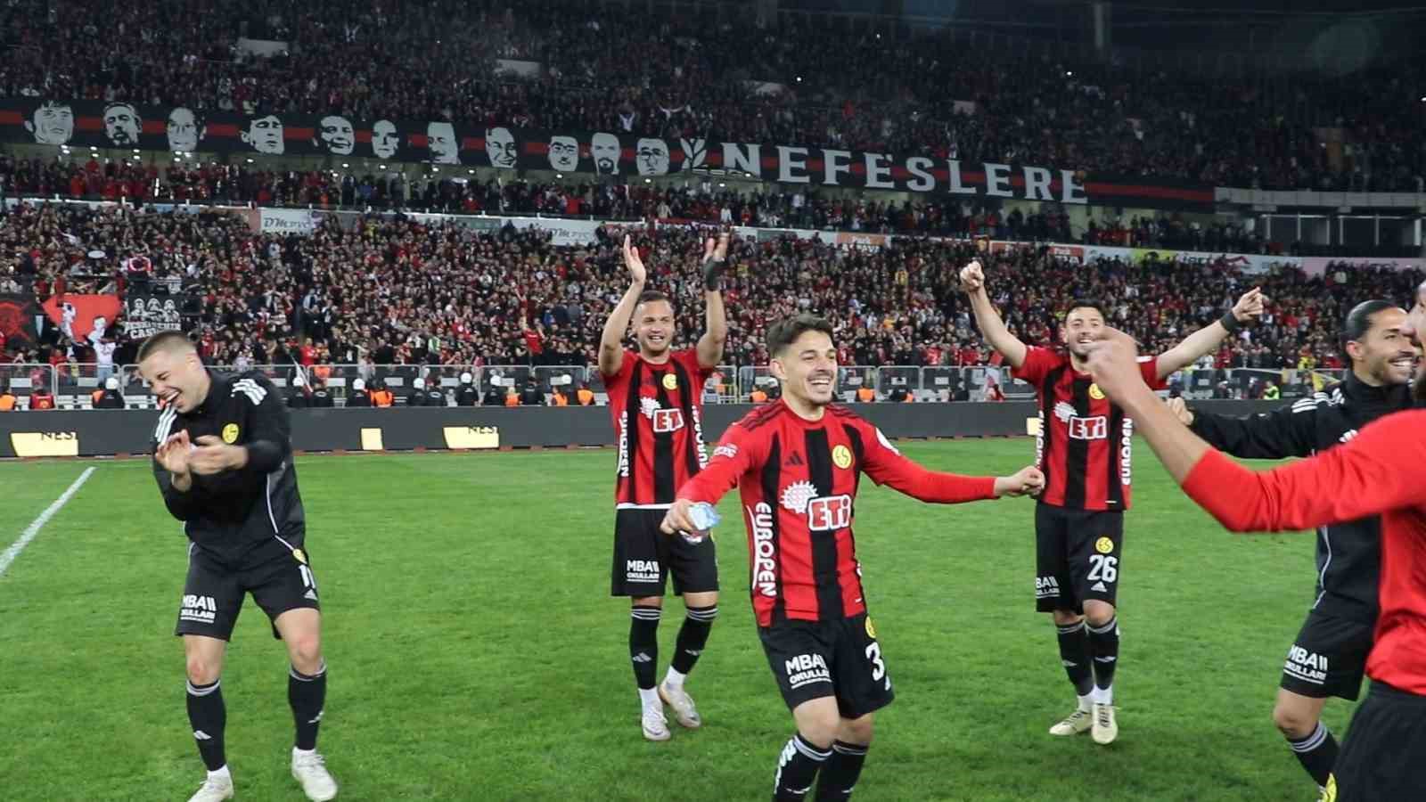 Eskişehirspor turu çiftetelliyle kutladı
