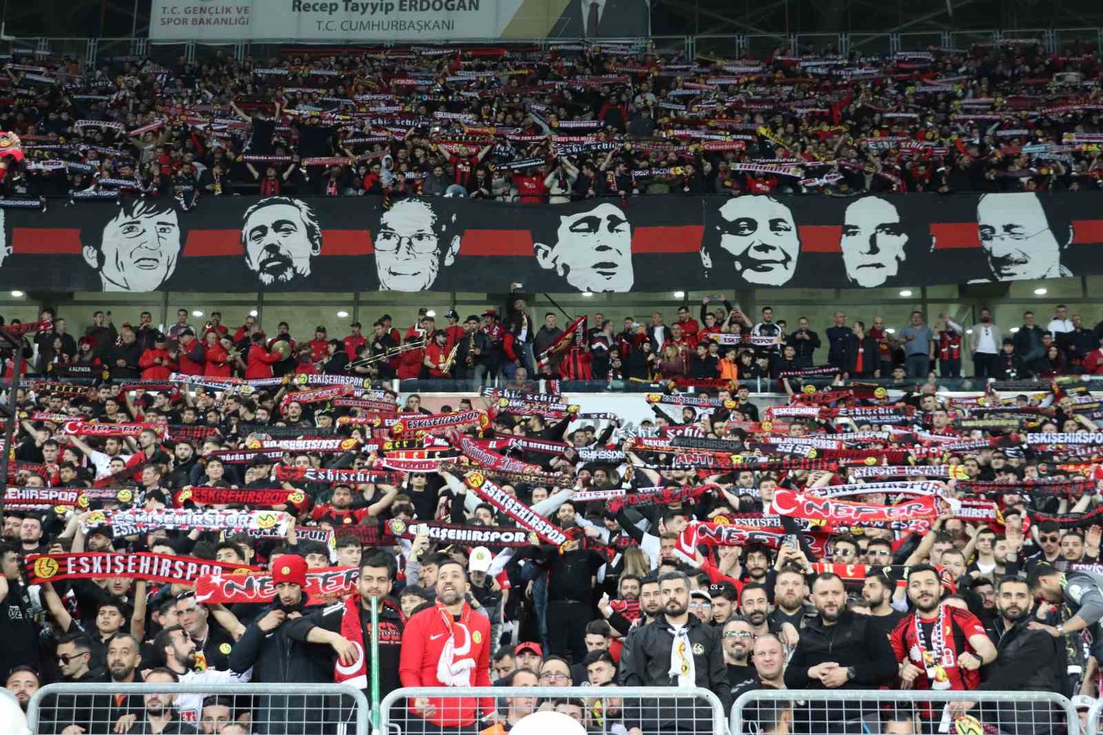 Eskişehirspor turu çiftetelliyle kutladı
