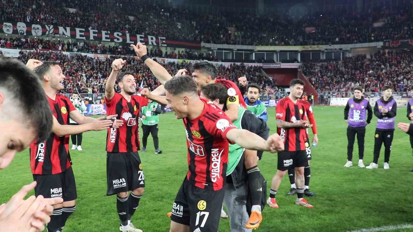 Eskişehirspor turu çiftetelliyle kutladı

