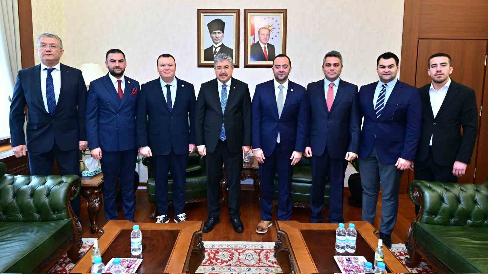 Eskişehirspor yönetimi, Vali Yılmaz’ı ziyaret etti
