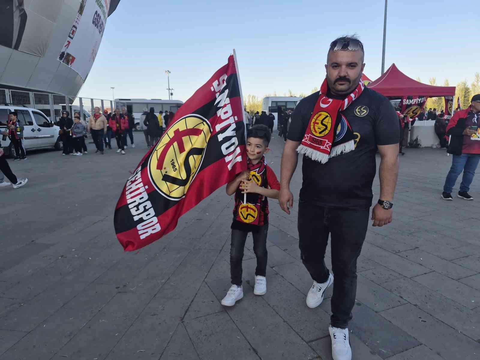 Eskişehirspor’a kumbarasını bağışlayan minik Buğra takımını yalnız bırakmıyor

