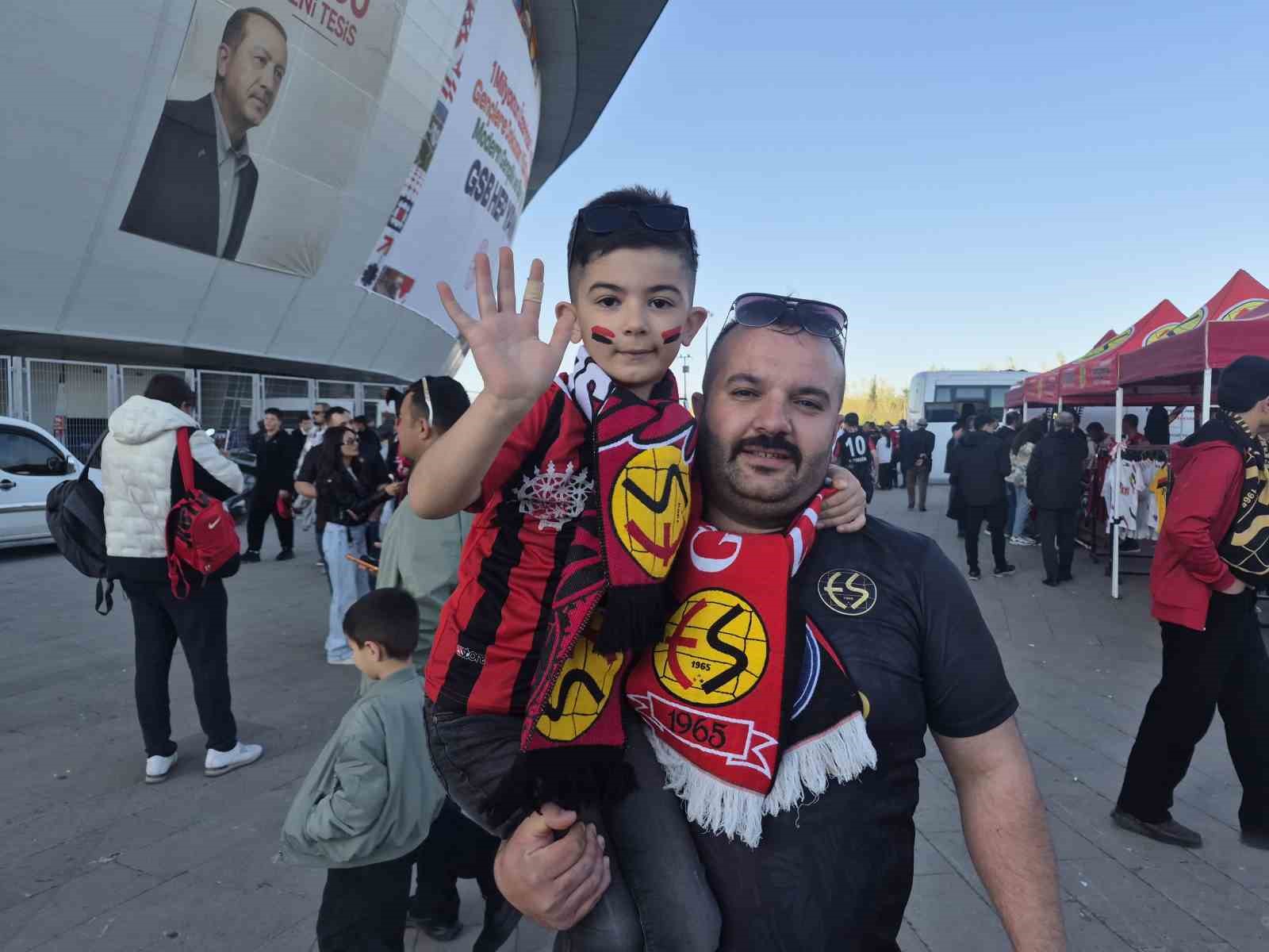 Eskişehirspor’a kumbarasını bağışlayan minik Buğra takımını yalnız bırakmıyor
