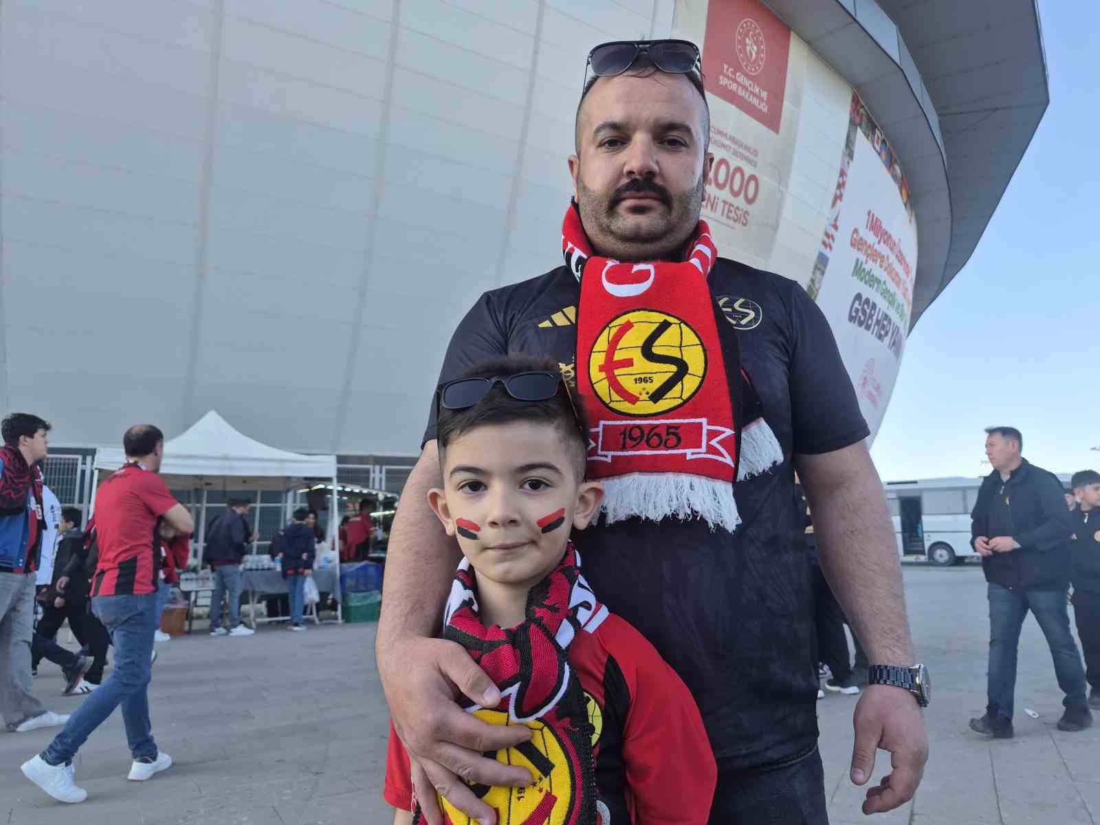 Eskişehirspor’a kumbarasını bağışlayan minik Buğra takımını yalnız bırakmıyor
