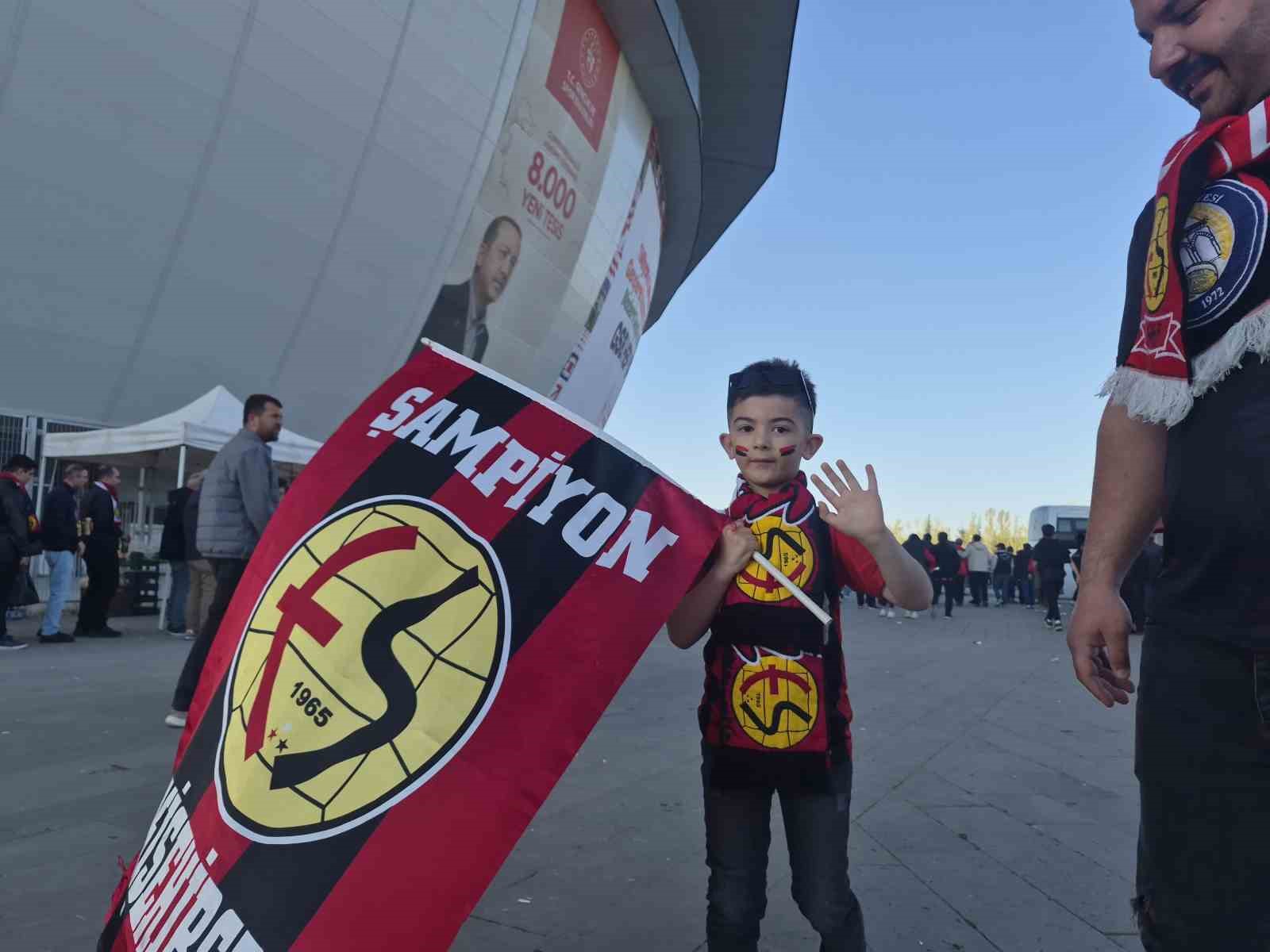 Eskişehirspor’a kumbarasını bağışlayan minik Buğra takımını yalnız bırakmıyor
