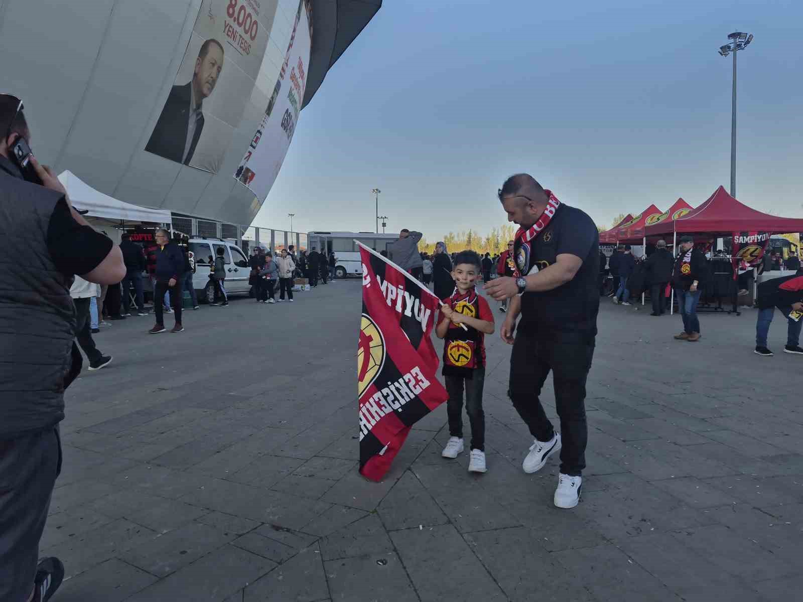 Eskişehirspor’a kumbarasını bağışlayan minik Buğra takımını yalnız bırakmıyor
