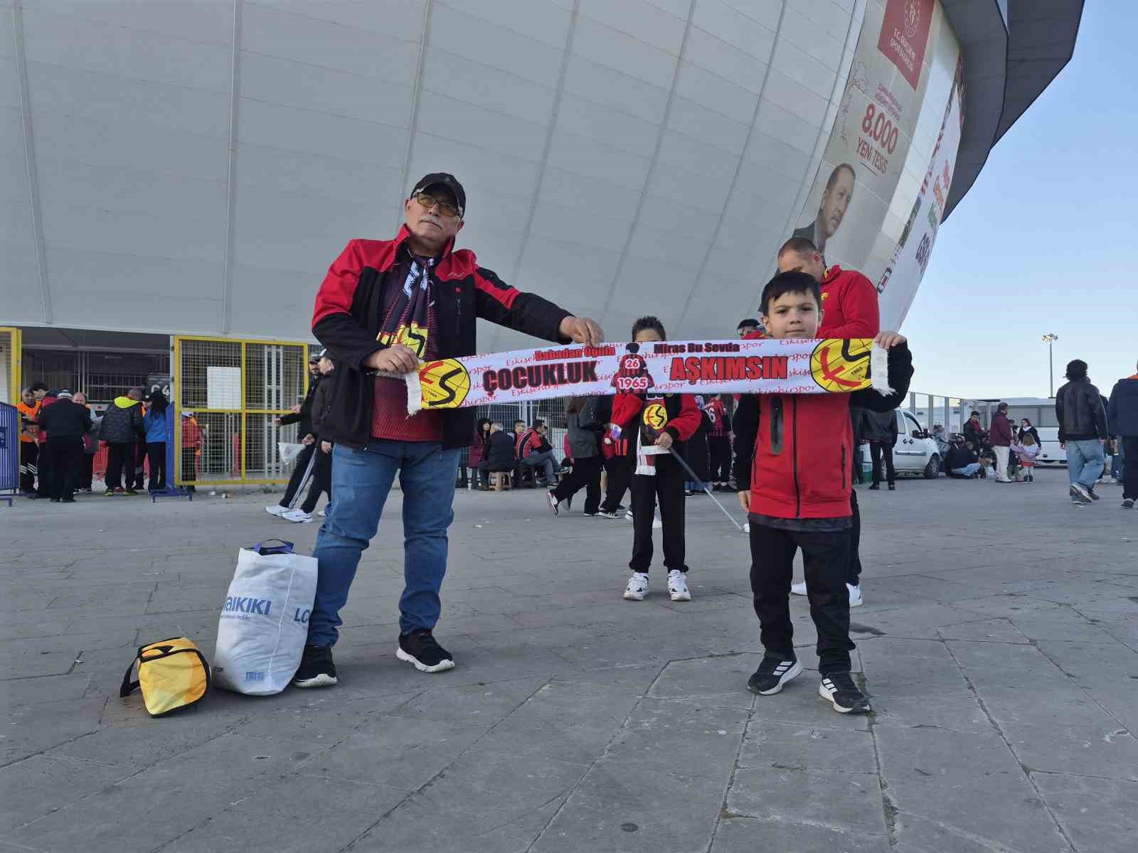 Eskişehirspor’un kritik karşılaşmasına dede-torun geldiler
