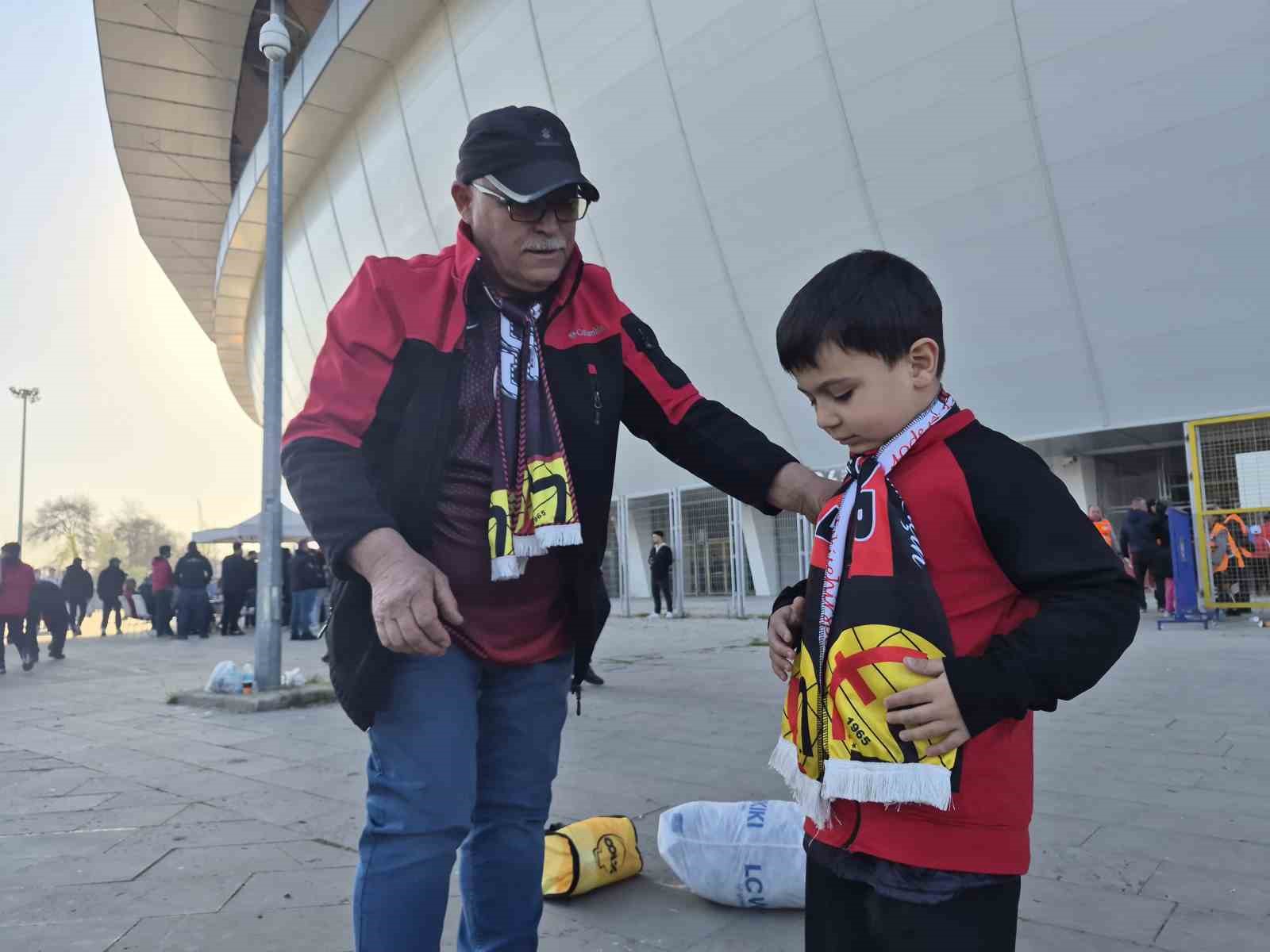 Eskişehirspor’un kritik karşılaşmasına dede-torun geldiler
