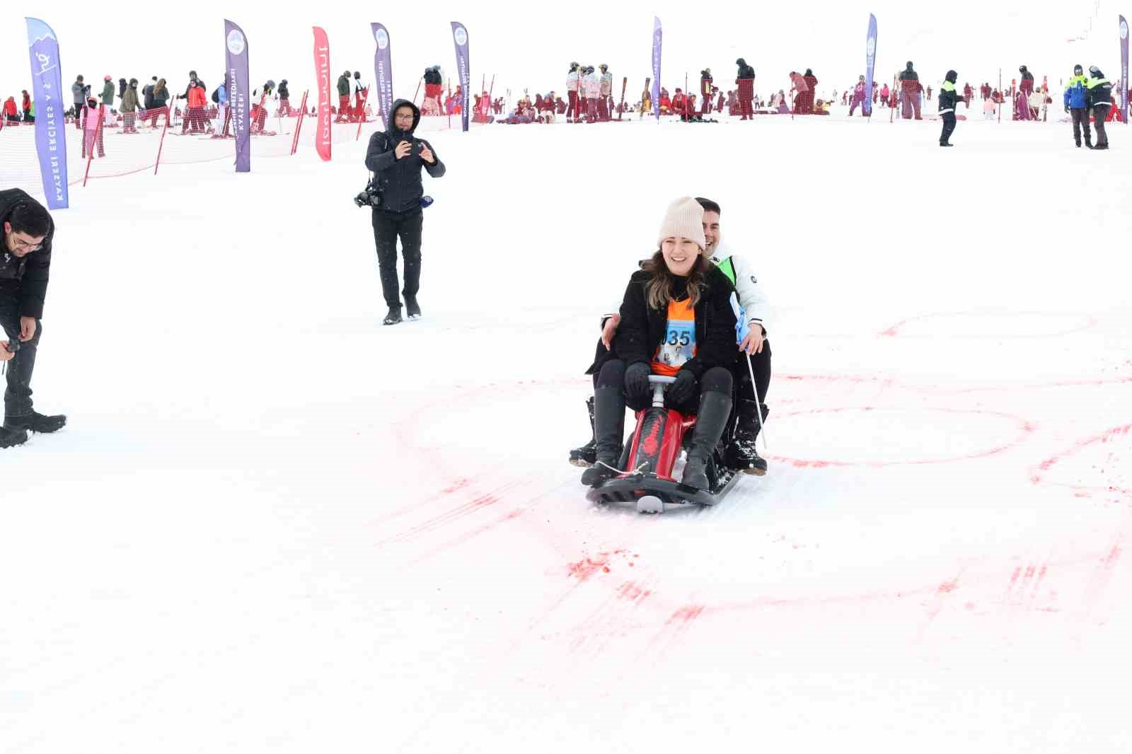 Eşler, Sevgililer Günü’nde birbirini en hızlı çekmek için yarıştı
