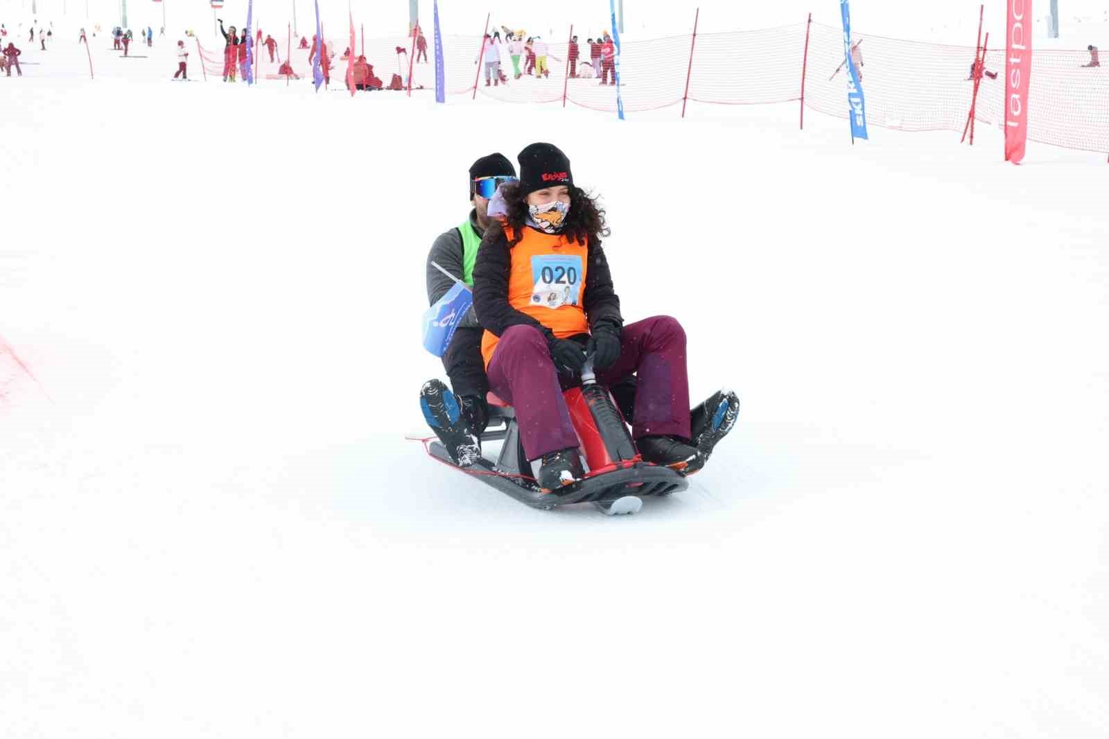 Eşler, Sevgililer Günü’nde birbirini en hızlı çekmek için yarıştı
