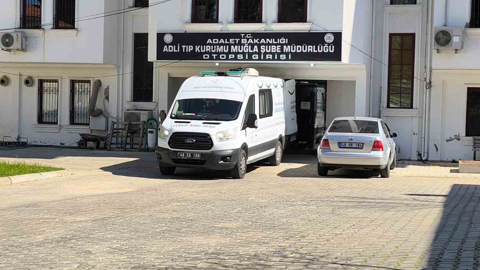 Eşlerin ölümle biten bıçaklı kavgasının ardından olayın yaşandığı ev sessizliğe büründü
