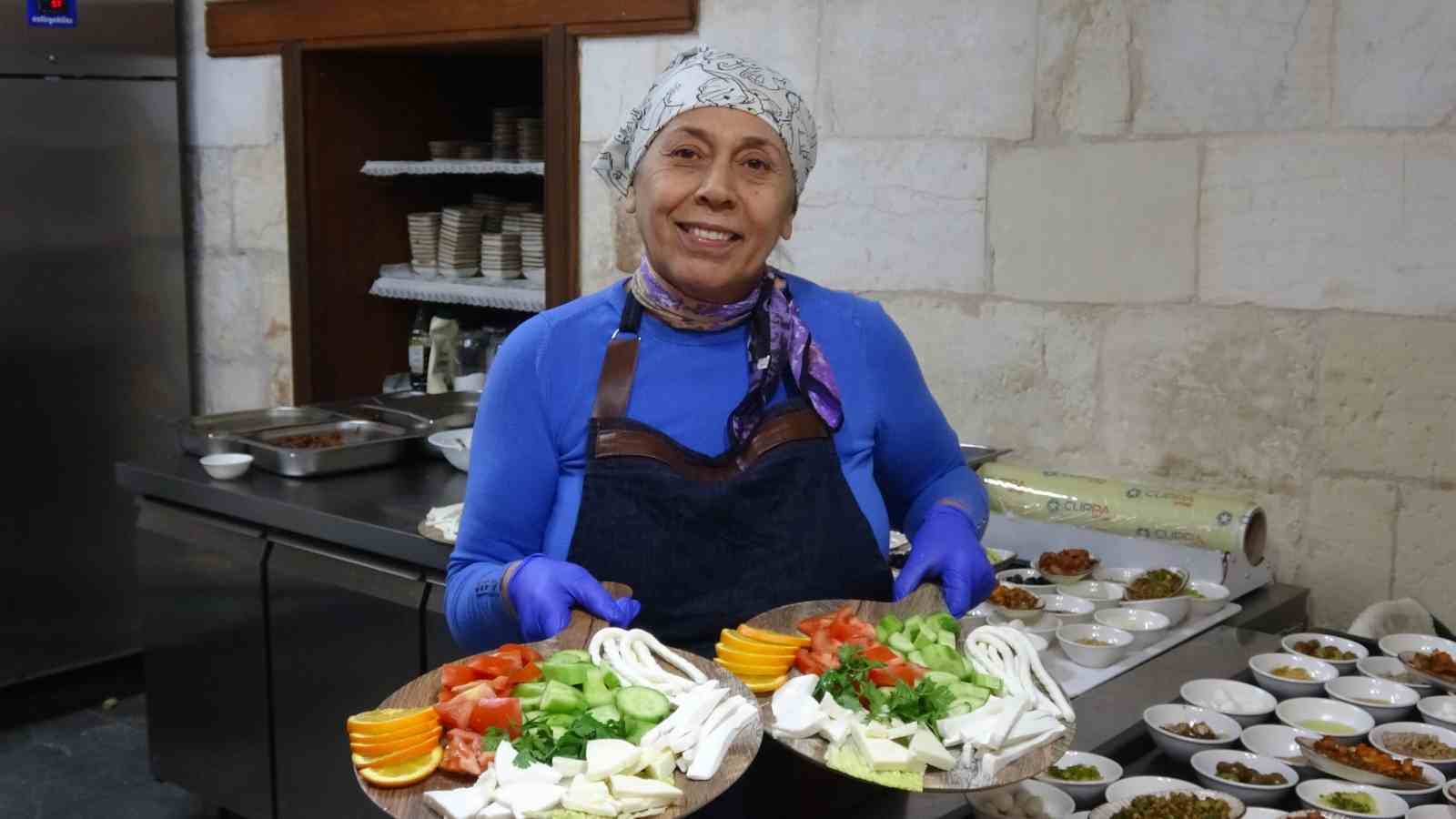 Eşlerinden imza karşılığında toplanan kadınlar önce kooperatif kurdu, sonra restoran açtı
Eşlerinden imza karşılığında toplanan kadınlar önce kooperatif kurdu, sonra restoran açtı