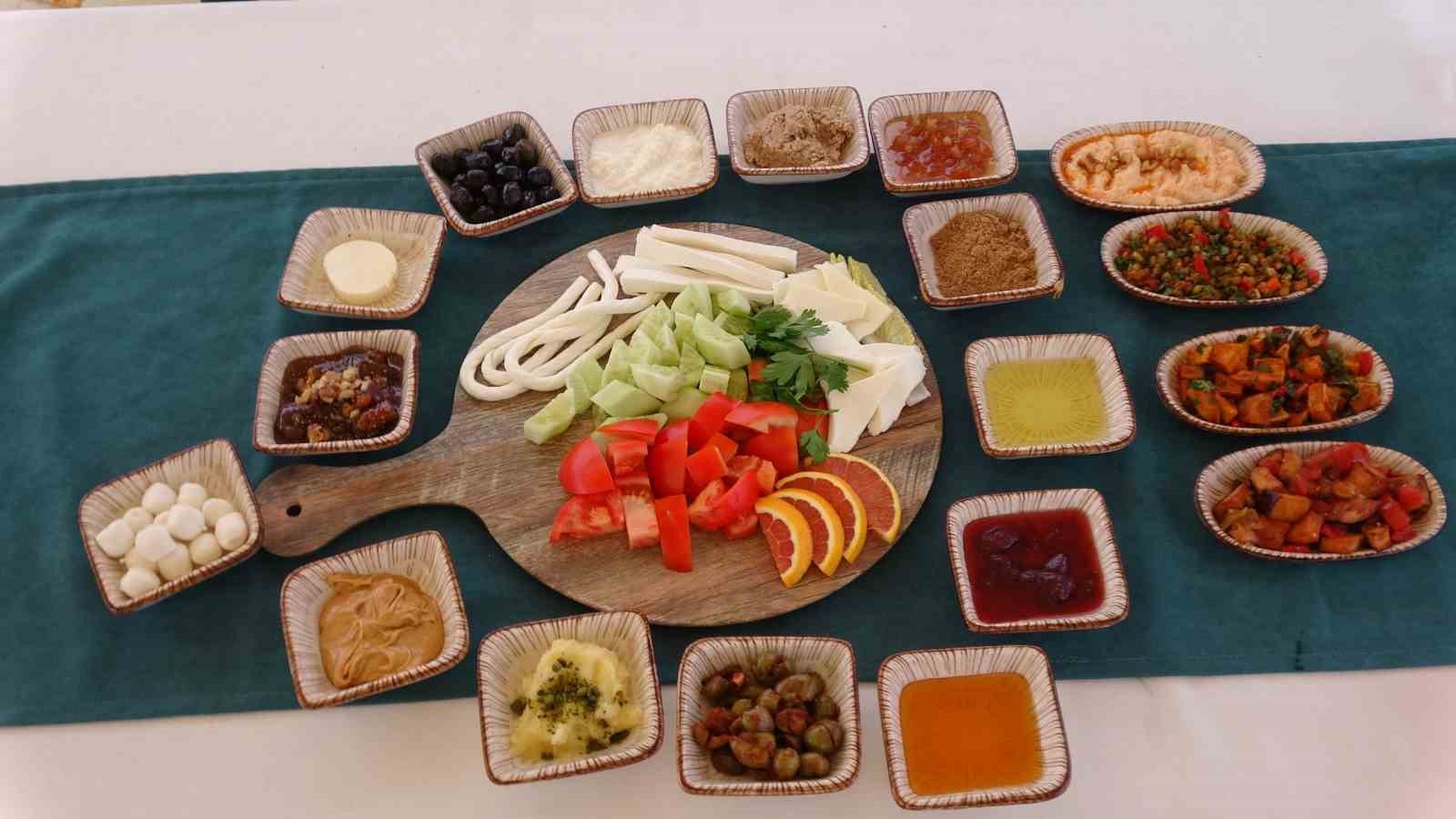 Eşlerinden imza karşılığında toplanan kadınlar önce kooperatif kurdu, sonra restoran açtı
Eşlerinden imza karşılığında toplanan kadınlar önce kooperatif kurdu, sonra restoran açtı