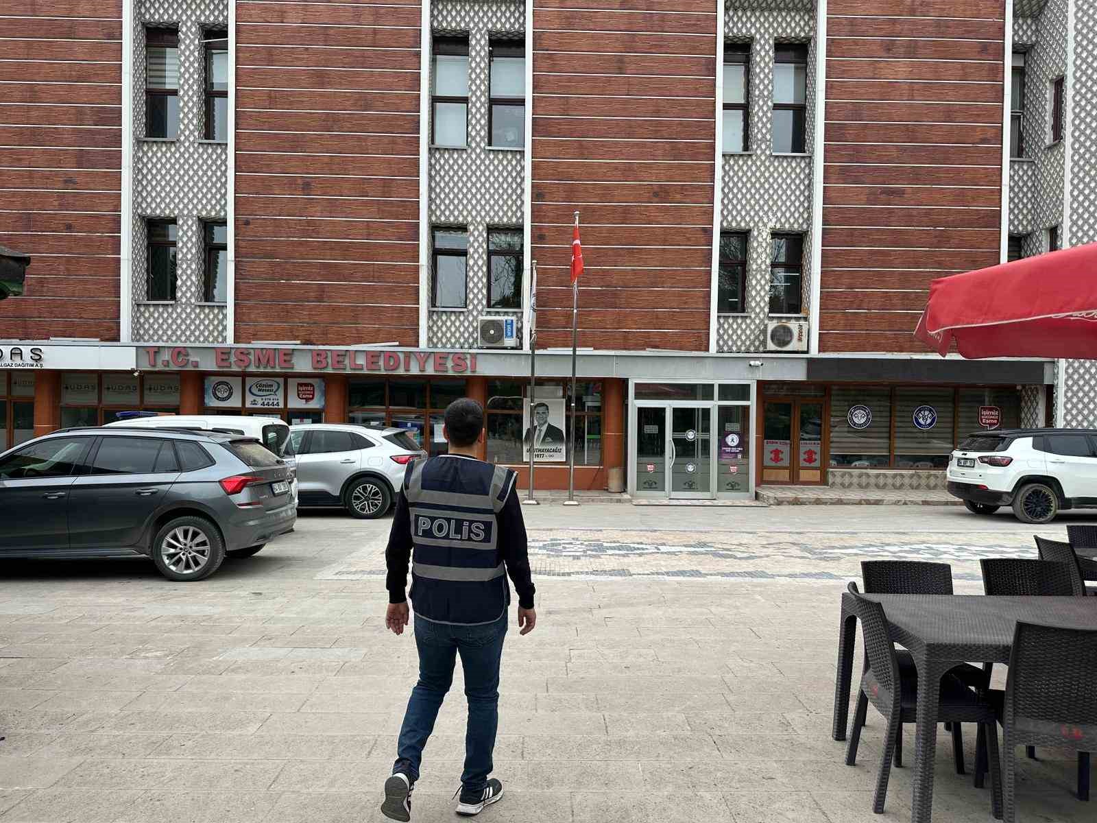 Eşme’da Başkan Tozan, eşi ve 3 şüpheliye irtikap gözaltısı
