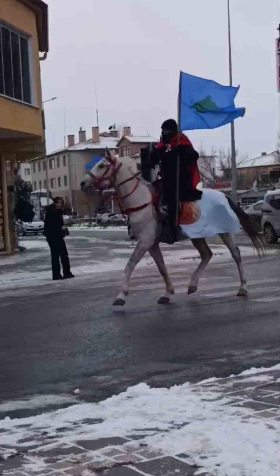 Esnaf at üstünde Türk bayrağı ile tur attı
