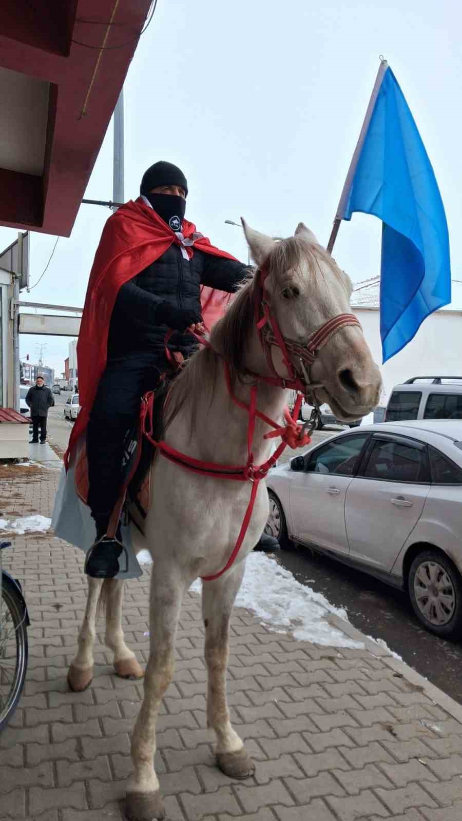 Esnaf at üstünde Türk bayrağı ile tur attı
