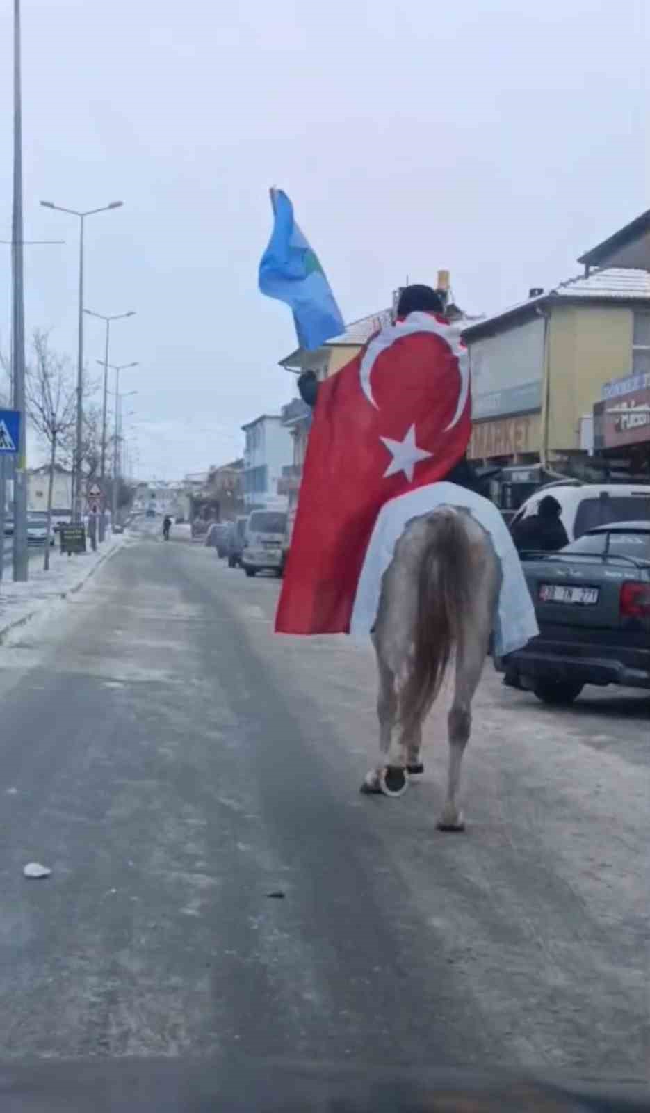 Esnaf at üstünde Türk bayrağı ile tur attı
