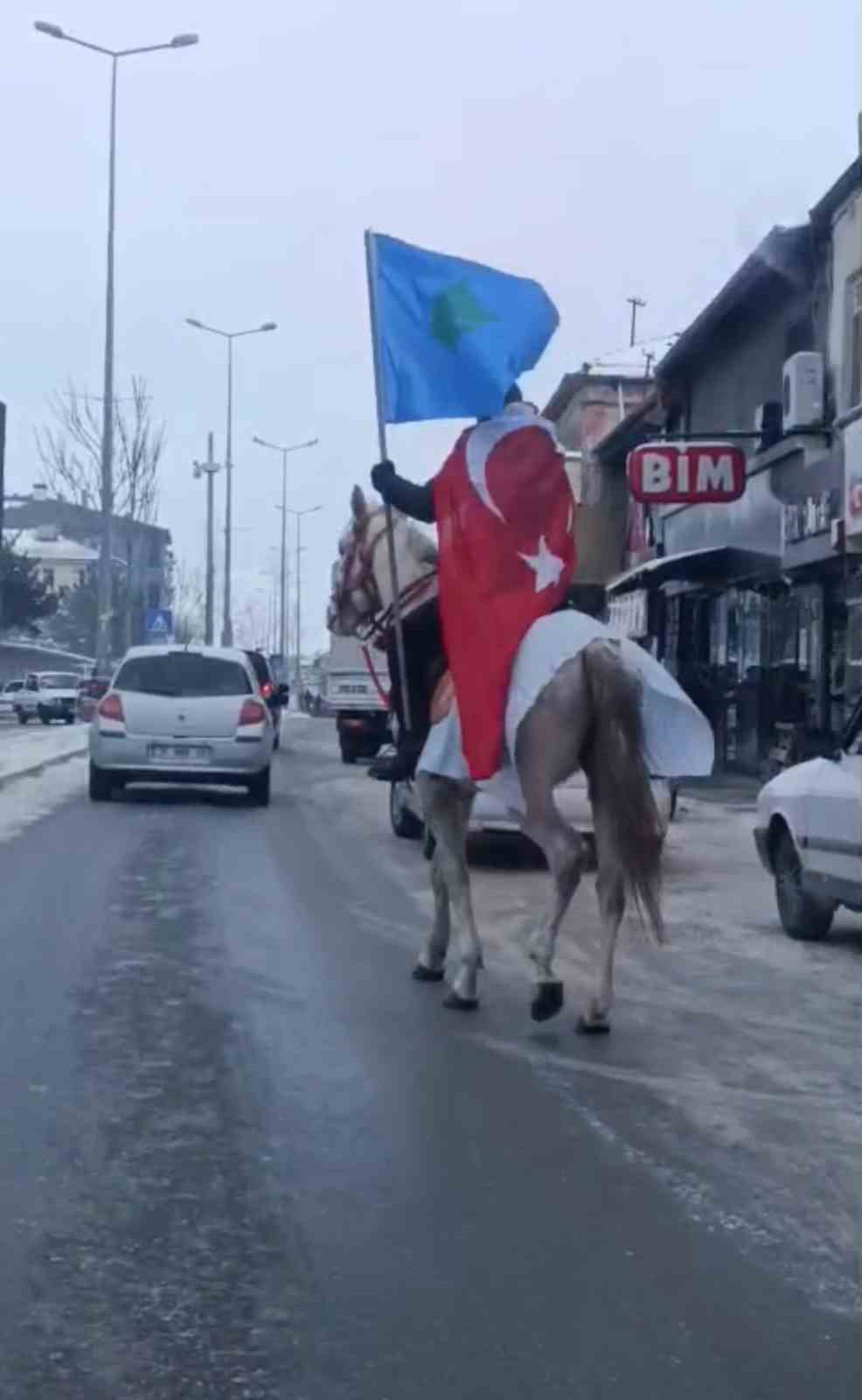 Esnaf at üstünde Türk bayrağı ile tur attı
