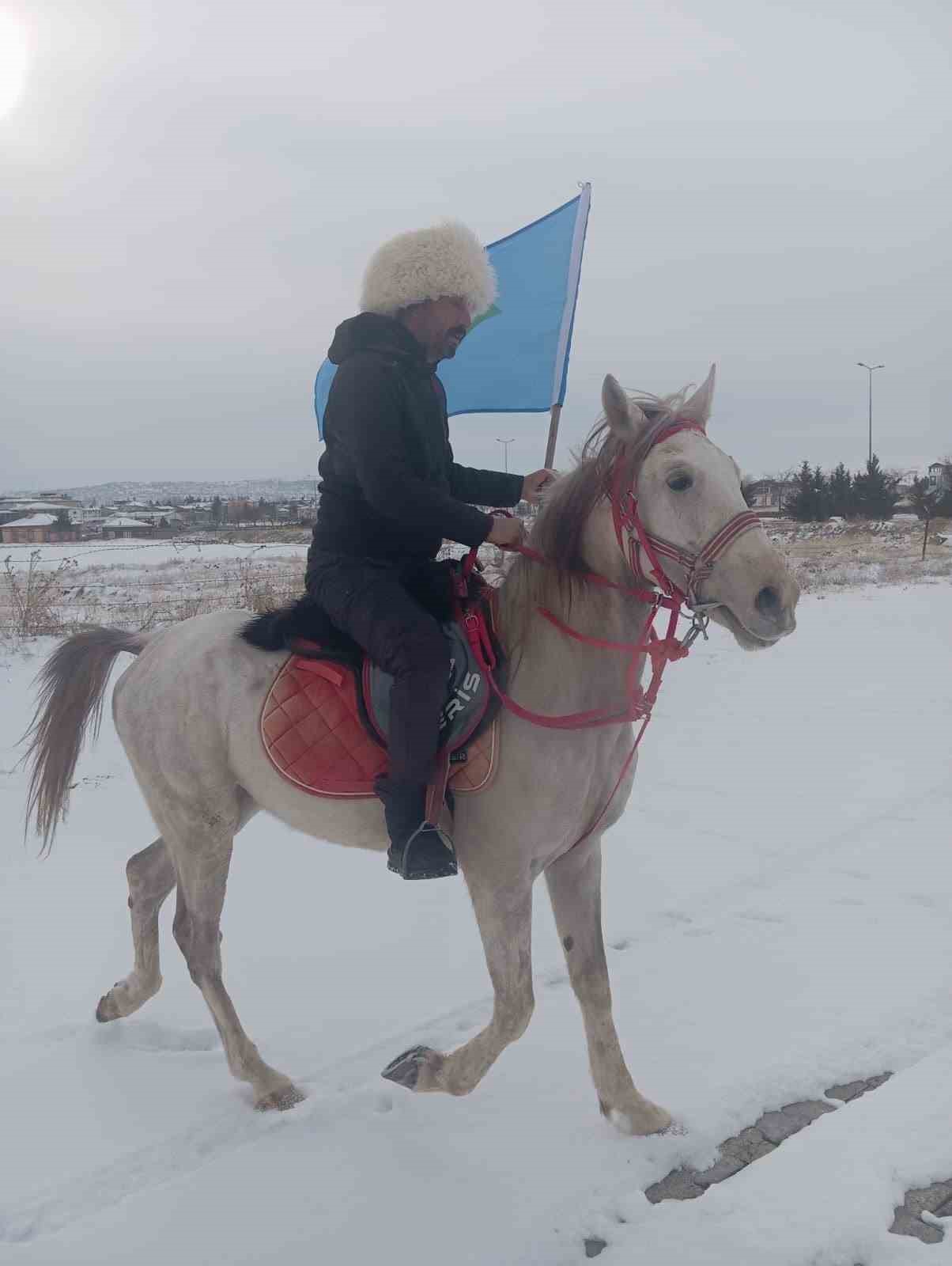 Esnaf at üstünde Türk bayrağı ile tur attı
