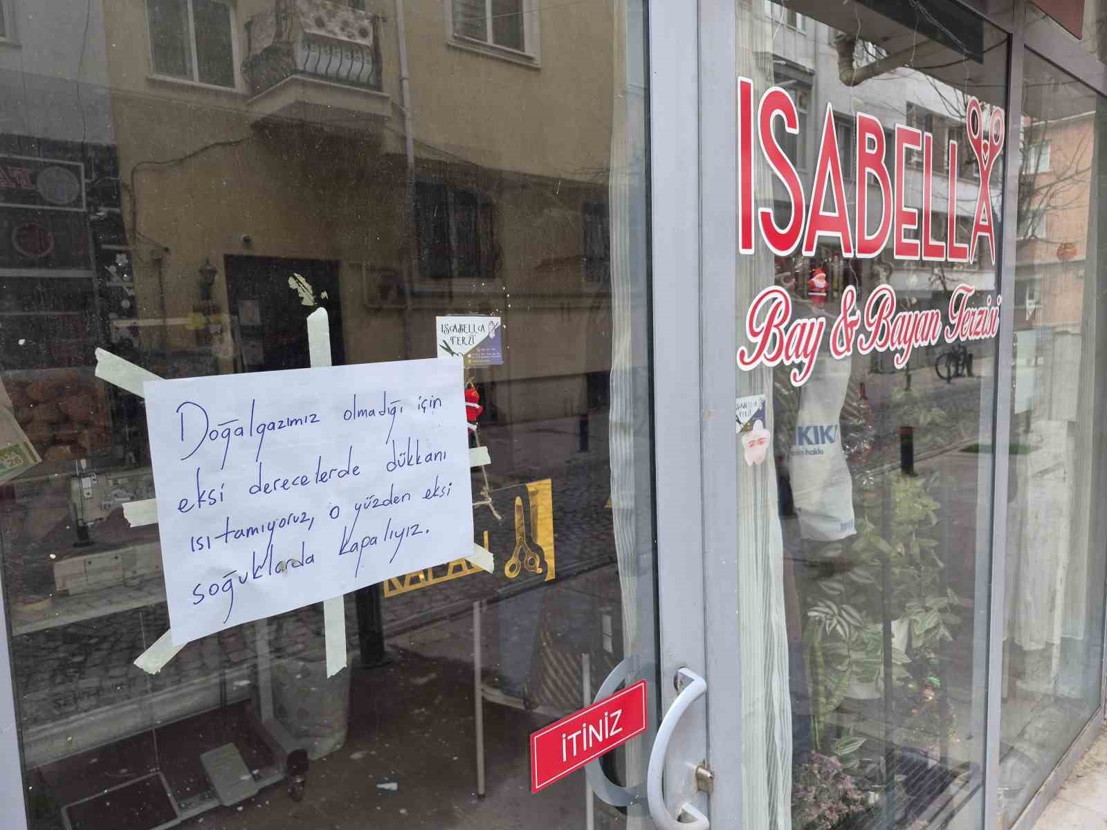 Esnaf, soğuk günlerde ısıtamadığı dükkanını açmıyor
