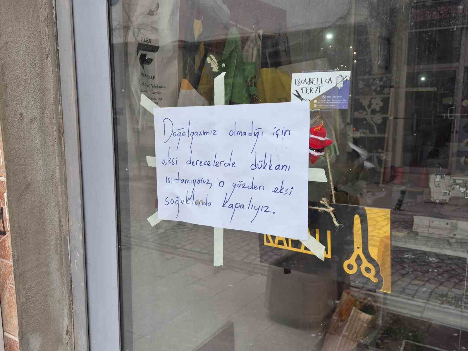 Esnaf, soğuk günlerde ısıtamadığı dükkanını açmıyor
