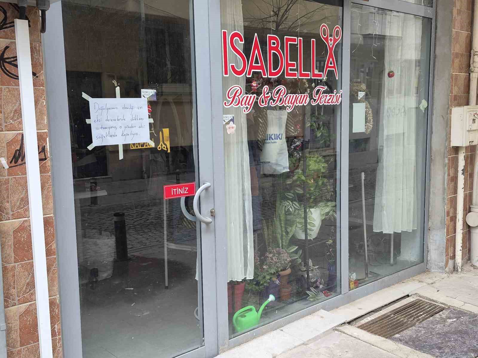 Esnaf, soğuk günlerde ısıtamadığı dükkanını açmıyor
