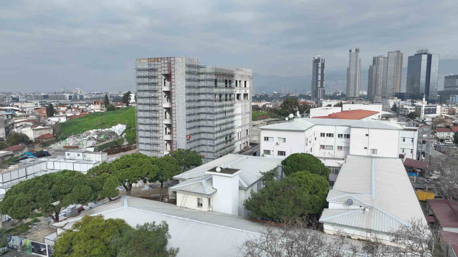 Eşrefpaşa Hastanesi’nin yeni binasında sona doğru
Eşrefpaşa Hastanesi’nin yeni binasında sona doğru