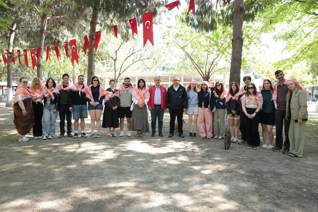 Estonyalı öğrenciler deve çiftliğini gezdi
