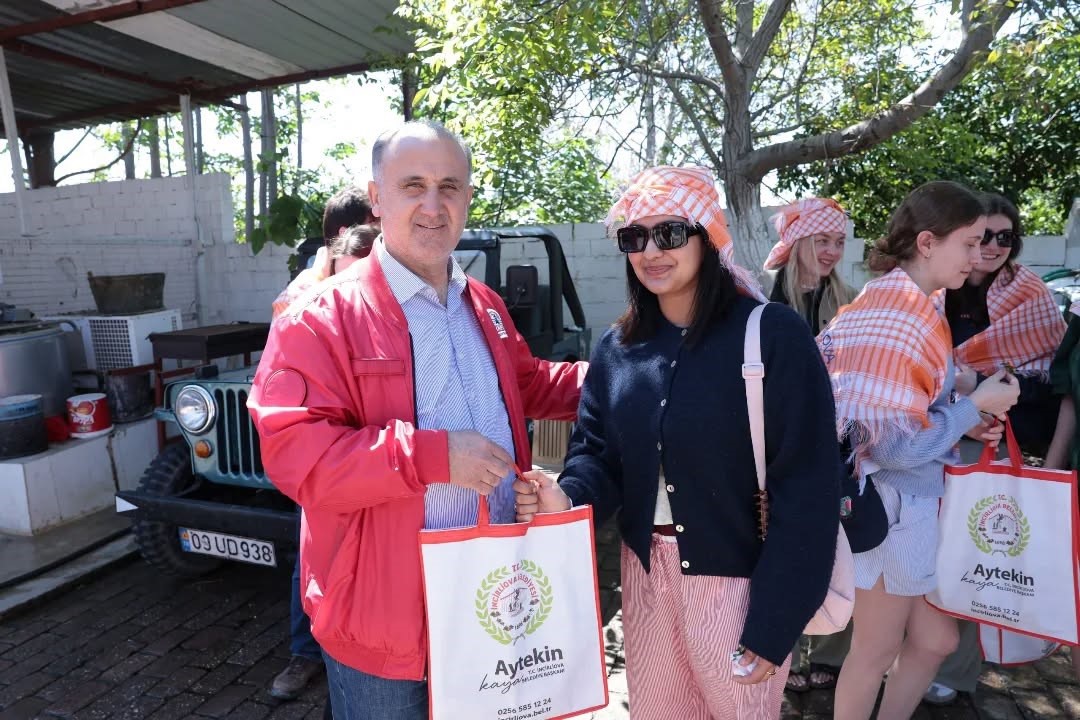 Estonyalı öğrenciler deve çiftliğini gezdi
