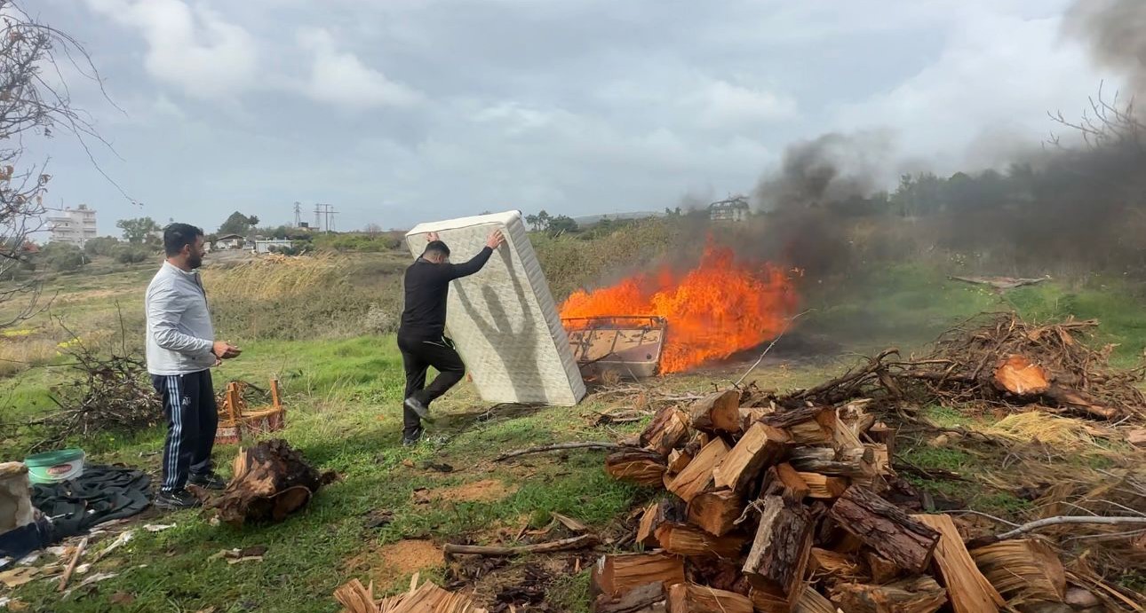 Eşyaları temiz kullanmayan personele sinirlendi, lojmandaki bütün eşyaları çıkartıp yaktı
