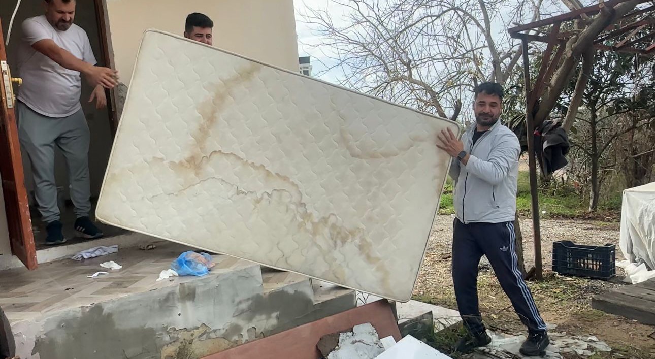 Eşyaları temiz kullanmayan personele sinirlendi, lojmandaki bütün eşyaları çıkartıp yaktı
