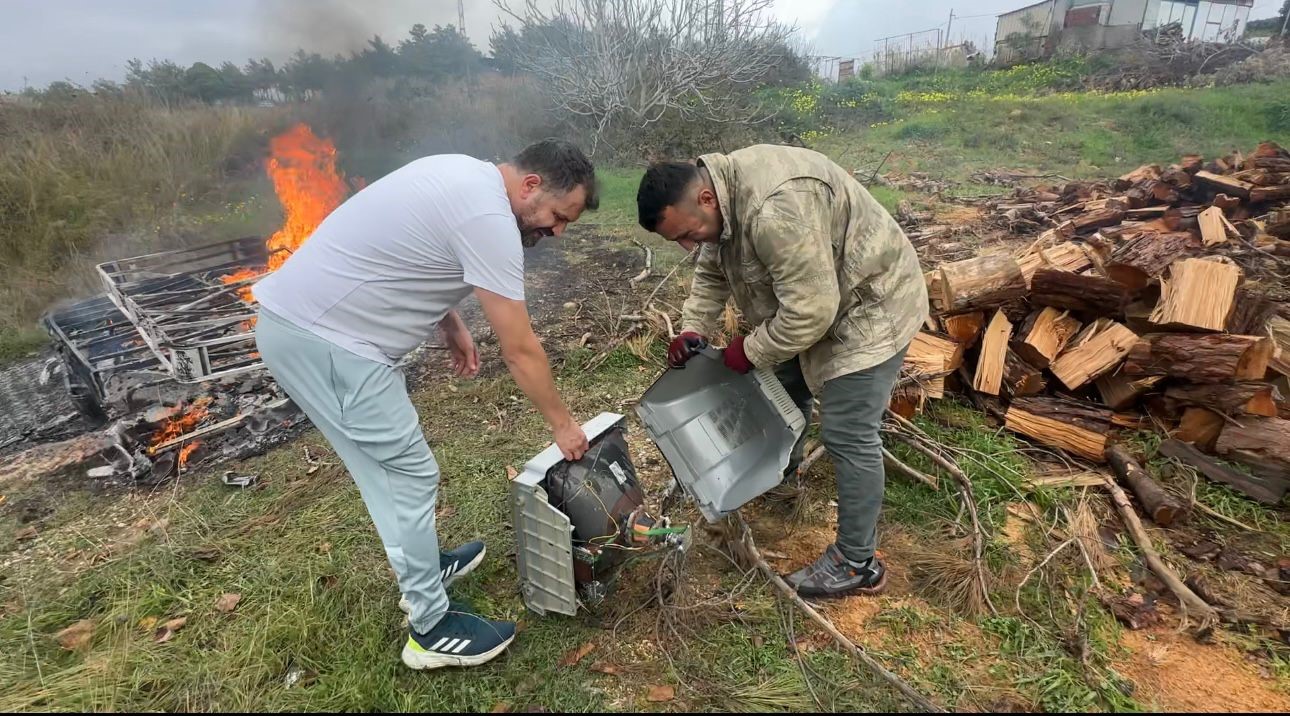 Eşyaları temiz kullanmayan personele sinirlendi, lojmandaki bütün eşyaları çıkartıp yaktı
