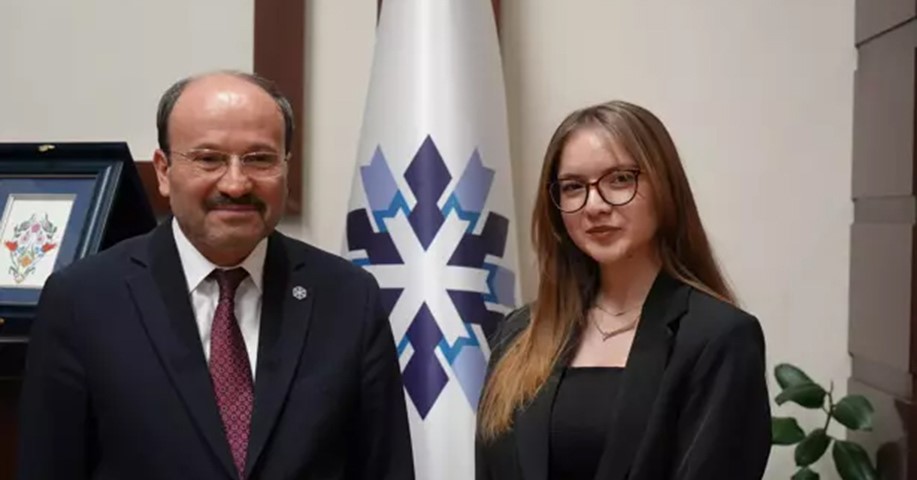 ETÜ Öğrencisi Gizem Nur Ünlü, Rektör Çakmak’ın yoğun çalışma gününe eşlik etti
