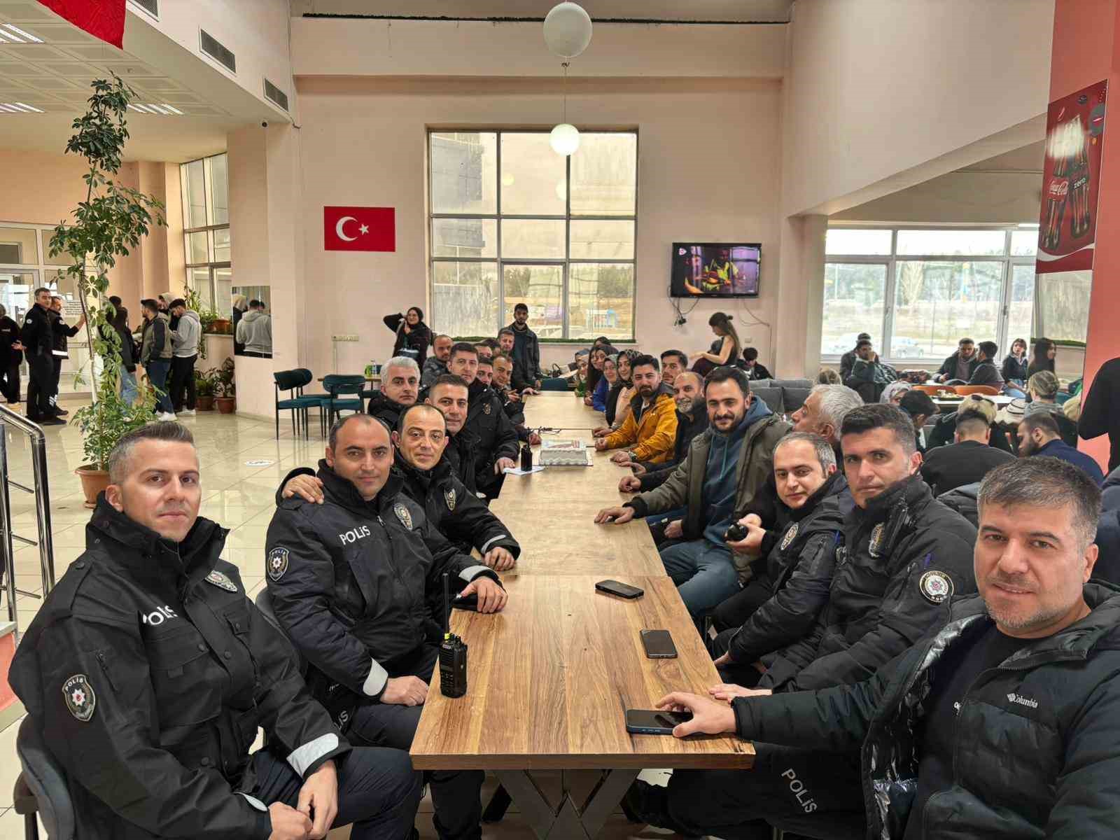 ETÜ’lü gençlerden polislere anlamlı sürpriz
ETÜ’lü gençlerden polislere anlamlı sürpriz