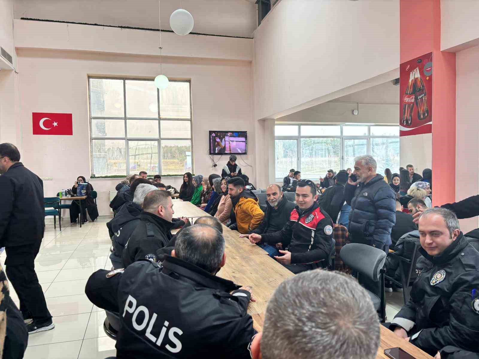 ETÜ’lü gençlerden polislere anlamlı sürpriz
ETÜ’lü gençlerden polislere anlamlı sürpriz