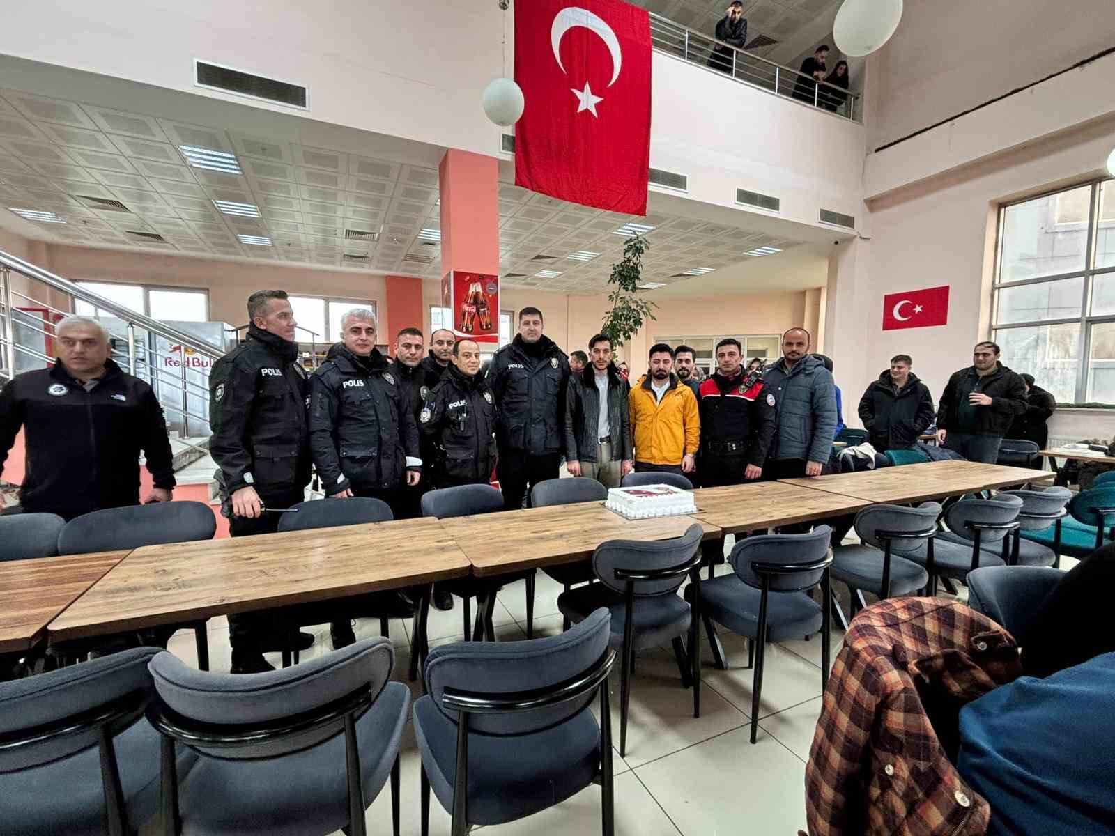 ETÜ’lü gençlerden polislere anlamlı sürpriz
ETÜ’lü gençlerden polislere anlamlı sürpriz
