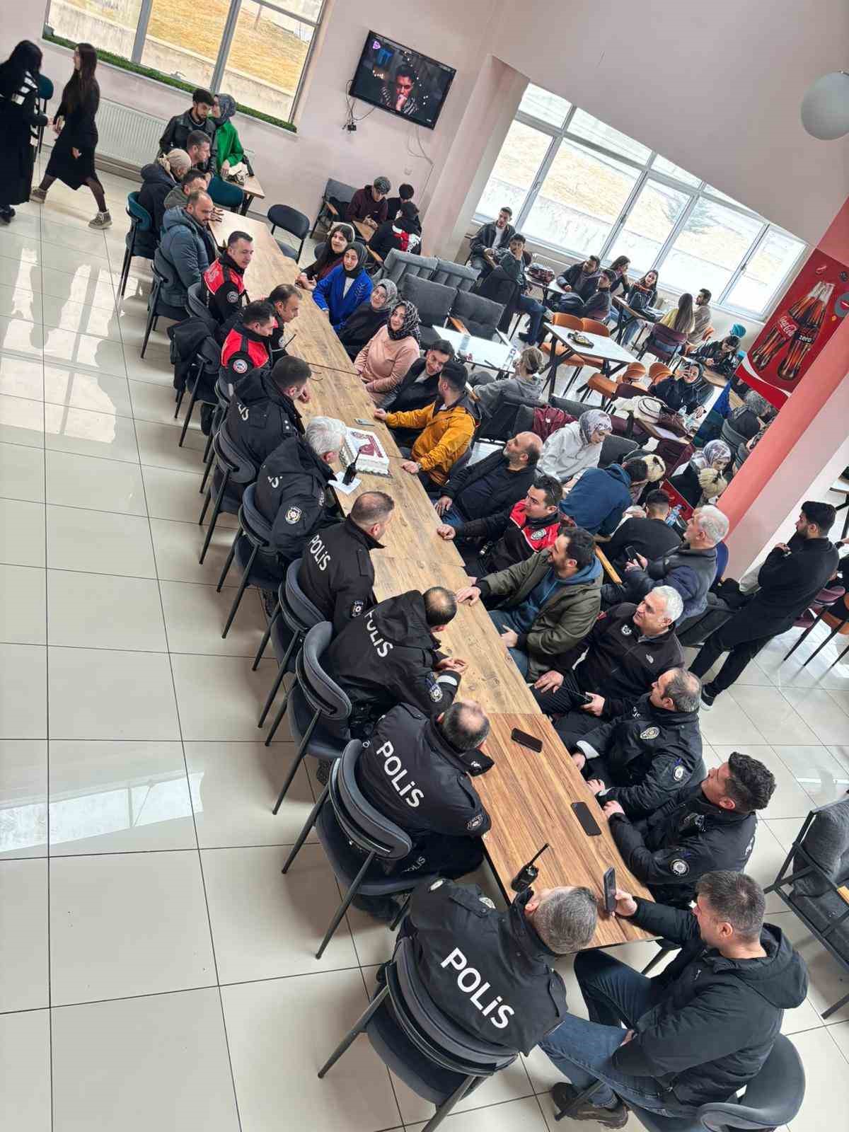 ETÜ’lü gençlerden polislere anlamlı sürpriz
ETÜ’lü gençlerden polislere anlamlı sürpriz