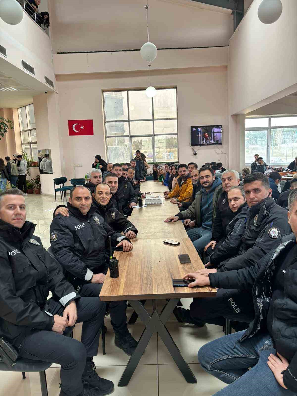 ETÜ’lü gençlerden polislere anlamlı sürpriz
ETÜ’lü gençlerden polislere anlamlı sürpriz