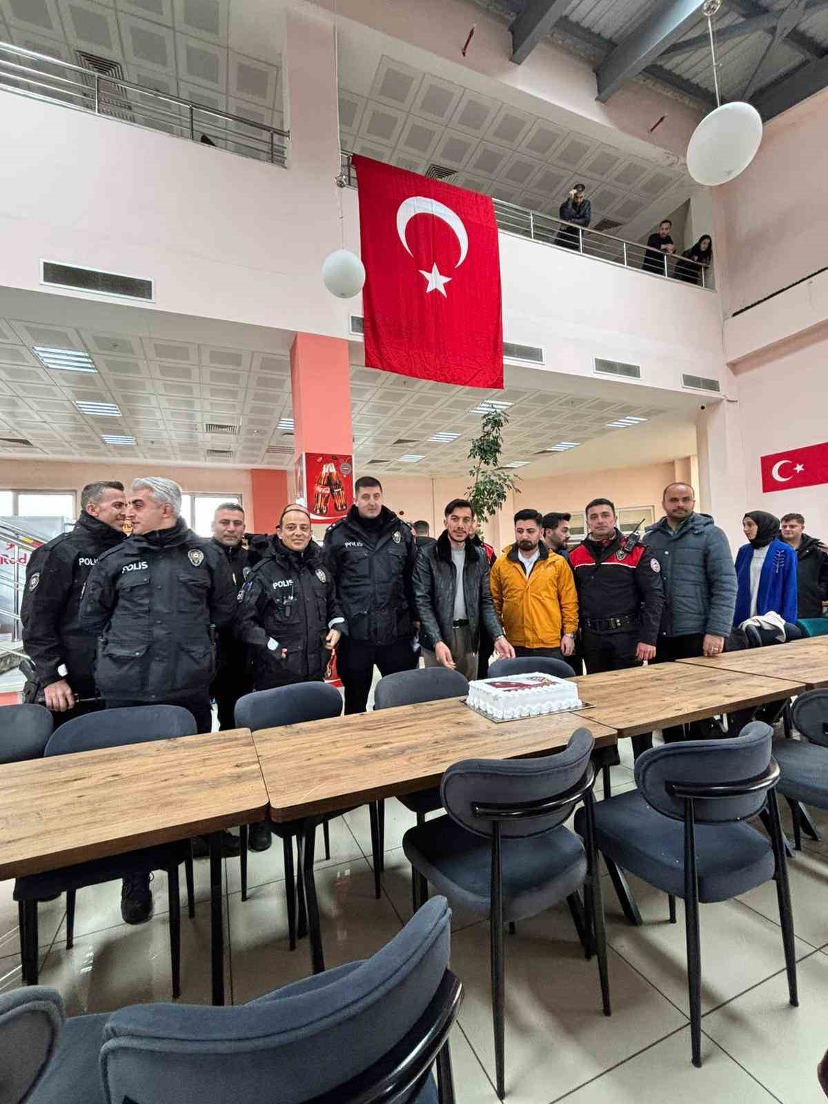 ETÜ’lü gençlerden polislere anlamlı sürpriz
ETÜ’lü gençlerden polislere anlamlı sürpriz