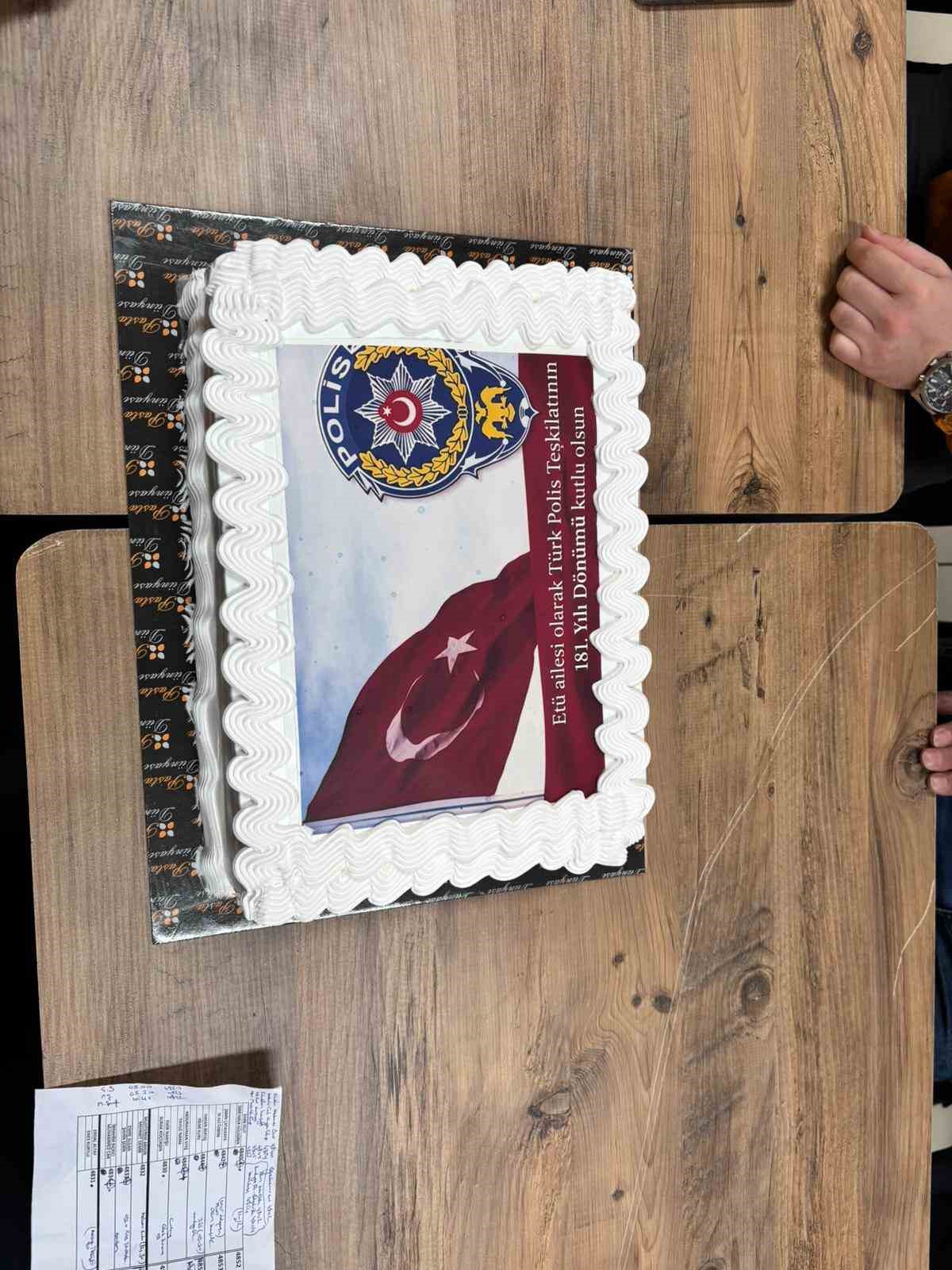 ETÜ’lü gençlerden polislere anlamlı sürpriz
ETÜ’lü gençlerden polislere anlamlı sürpriz