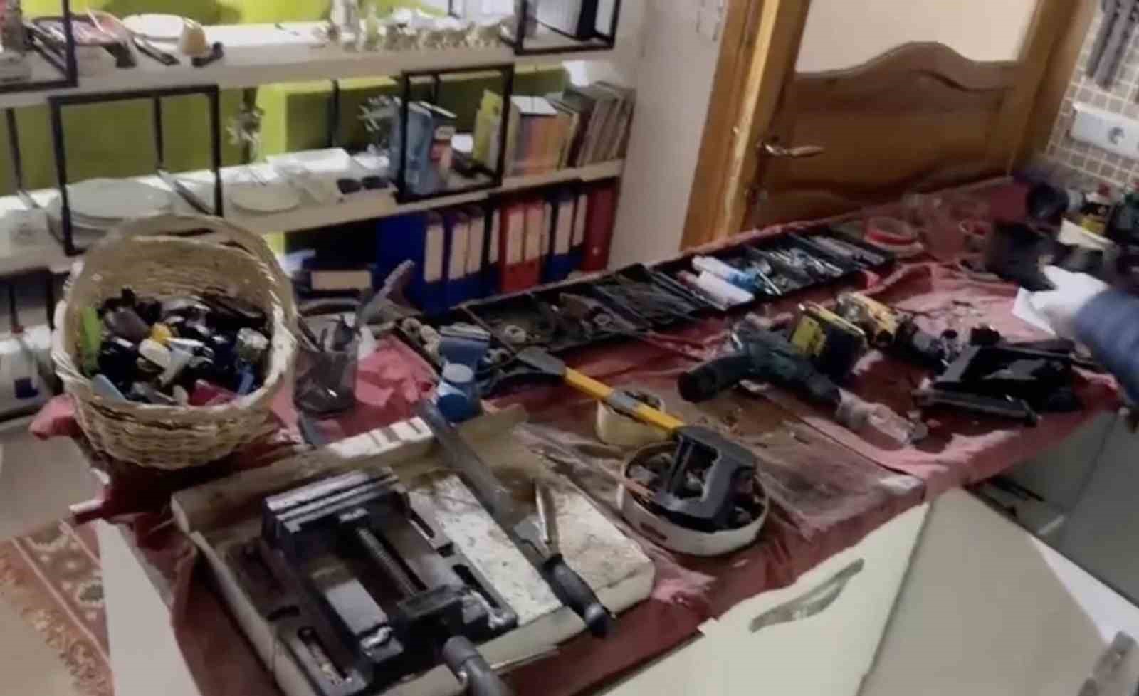 Ev, DEAŞ bağlantılı silah imalathanesi çıktı: Kokain ve yüzlerce silah parçası yakalandı
