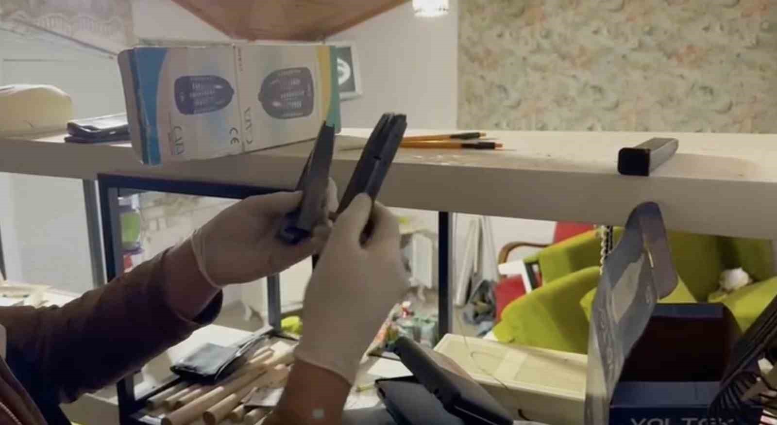 Ev, DEAŞ bağlantılı silah imalathanesi çıktı: Kokain ve yüzlerce silah parçası yakalandı
