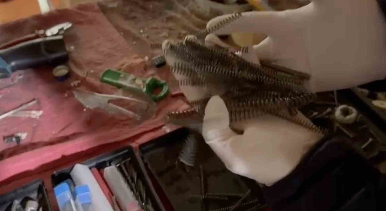 Ev, DEAŞ bağlantılı silah imalathanesi çıktı: Kokain ve yüzlerce silah parçası yakalandı
